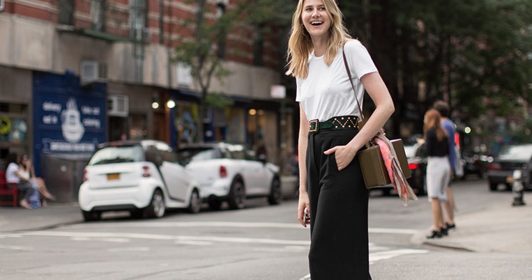 Γυρίσαμε στα 90's. Το απόλυτα καλοκαιρινό παντελόνι έρχεται από άλλη εποχή και κοστίζει 60 ευρώ