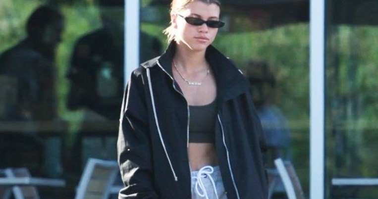 Η Sofia Richie φόρεσε την ασχημόμορφη παντόφλα που έχει κερδίσει 5άστερες κριτικές στο ίντερνετ