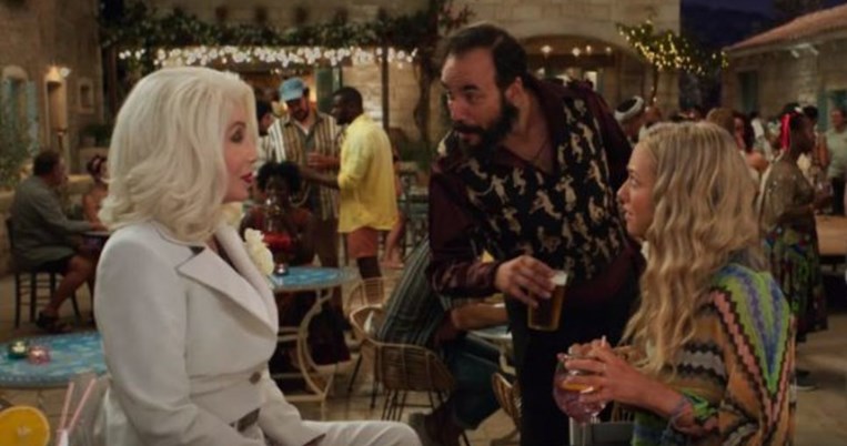 Μαζί με τη Cher. Ο Πάνος Μουζουράκης στο τρέιλερ του καινούργιου Mamma Mia