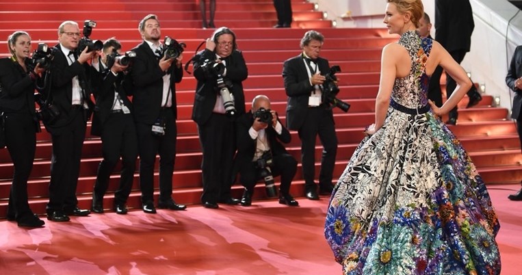 Όταν η κόρη της Κέιτ Μπλάνσετ κρύφτηκε κάτω από το φόρεμα της Μαίρης Κατράντζου στις Κάννες