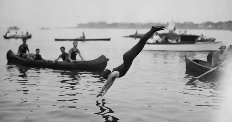 Όταν οι γυναίκες έδωσαν μάχες για να μπορούν να κολυμπούν όπως οι άντρες