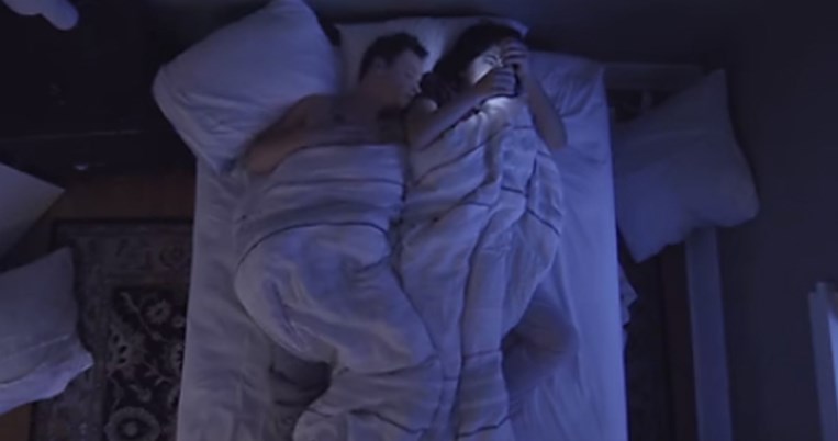 Κοινωνικό πείραμα. Ένα βίντεο δείχνει τι σημαίνει για τη σχέση μας ο τρόπος που κοιμόμαστε