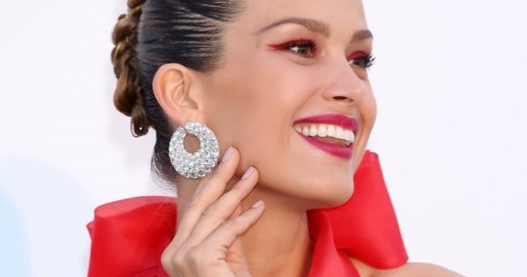 Οι διάσημες που υποκλήθηκαν στα ρούχα της. Όταν η Σήλια Κριθαριώτη έγινε πρωταγωνίστρια στις Κάννες