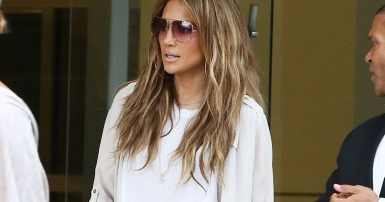 Το ψάχνει όλο το ίντερνετ. Η Τζένιφερ Λόπεζ φόρεσε σε επίσημο event το παντελόνι του καλοκαιριού