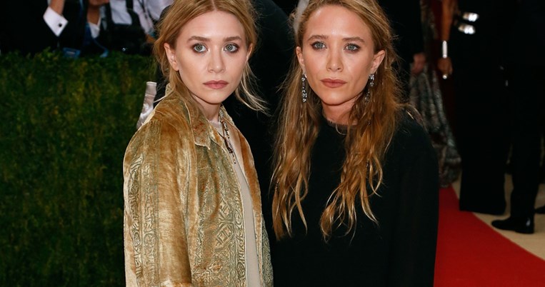 Oι αδελφές Όλσεν ξέρουν το μοναδικό αξεσουάρ που αναβαθμίζει το κλασικό, total black λουκ