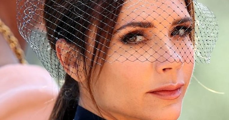 «Χαμογελούσα από μέσα μου». Γιατί η Βικτόρια Μπέκαμ ήταν τόσο στραβωμένη στον βασιλικό γάμο