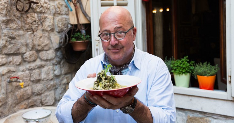 «Αυτά είναι τα πιο παράξενα ελληνικά φαγητά». Ο διεθνούς φήμης σεφ Andrew Zimmern αποφάσισε