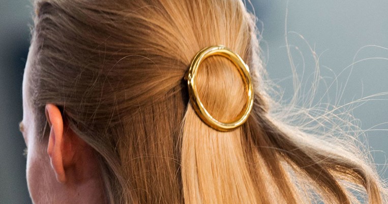 Πως να αποκτήσετε το Celine look με ένα κοκαλάκι. Βρείτε εδώ τα 10 πιο κομψά hair clips της αγοράς
