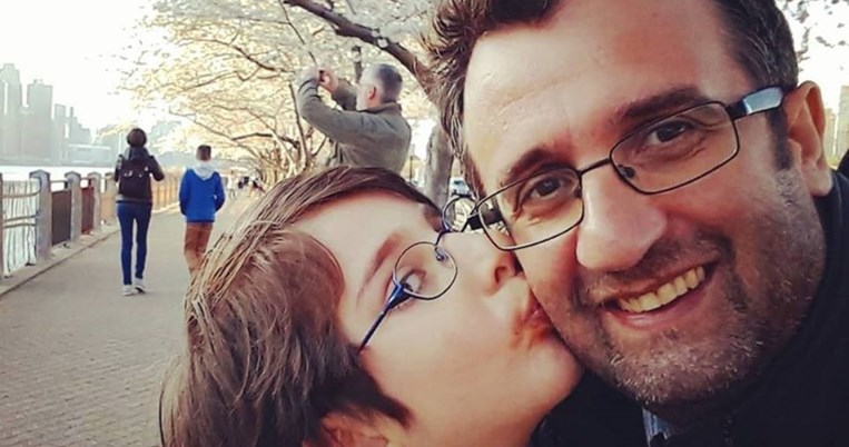Ο Αντώνης θέλει ο 6χρονος γιος του να συνεχίσει να μιλάει τέλεια ελληνικά στη Νέα Υόρκη