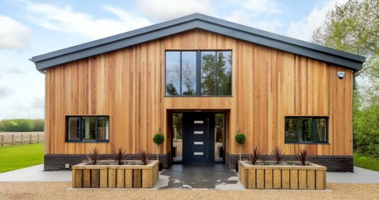 Πώς ένας παλιός ερειπωμένος αχυρώνας μετατράπηκε σε πολυτελή κατοικία και στοιχίζει εκατομμύρια