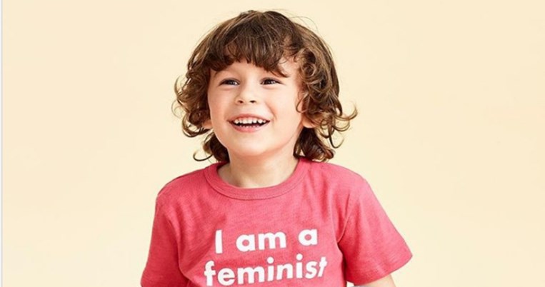 Γιατί αυτό το φεμινιστικό T-shirt προκάλεσε τόσα αρνητικά σχόλια στο ίντερνετ;