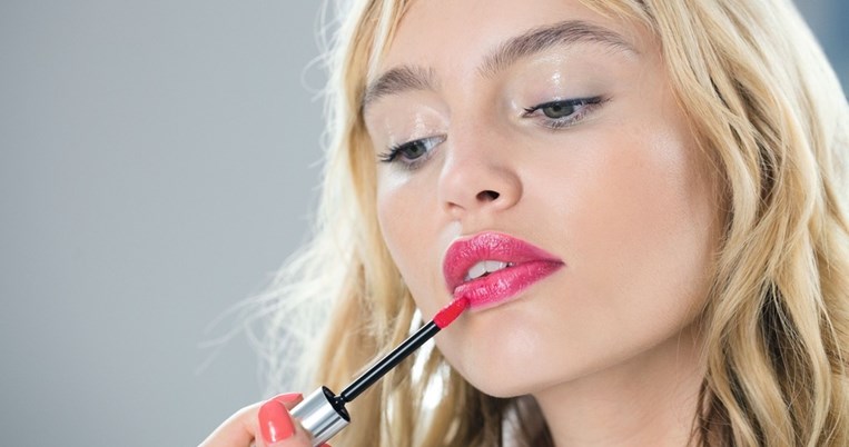 Επαναστατική φόρμουλα: Το νέο κραγιόν του YSL θα φέρει τη δροσιά στα χείλη σου φέτος το καλοκαίρι