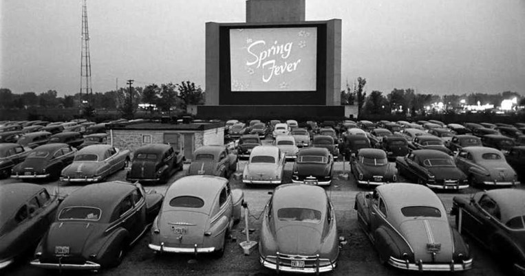 To μοναδικό drive in cinema της Αθήνας, βλέπει την πόλη από ψηλά