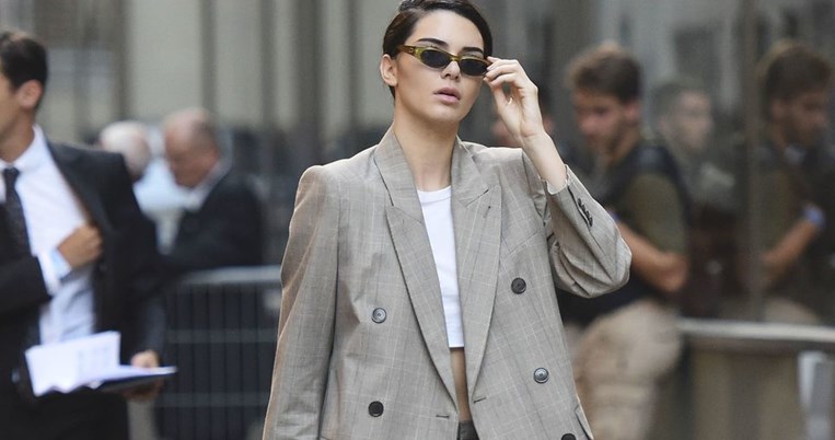 Αυτό το φόρεμα της Κένταλ Τζένερ κάνει μπαμ από μακριά