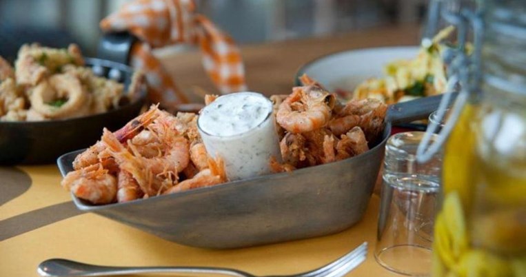 Στο Ρακί Μεζέ στην Καλλιθέα. Εκεί που με 14,5 ευρώ το μενού τρως τους πιο φρέσκους ψαρομεζέδες