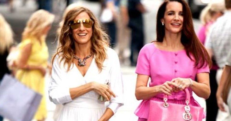 Ζήσαμε μέρες SATC: Η Σάρα Τζέσικα Πάρκερ μας θύμισε την Κάρι Μπράτσο με αυτή την εμφάνιση