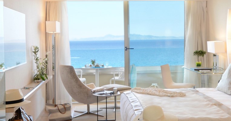 Φιλιά από τη βεράντα του Rodos Palace με θέα το Αιγαίο και διάθεση να δούμε πίσω από το καρτ ποστάλ