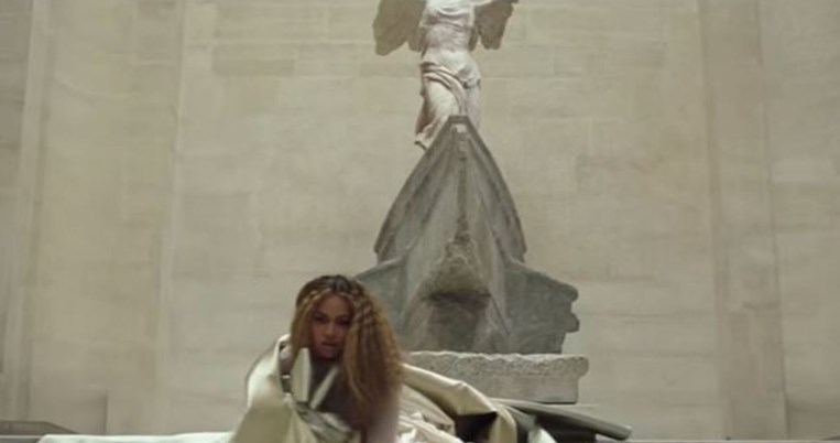 Η Beyonce χορεύει μπροστά από τη Νίκη της Σαμοθράκης και την Αφροδίτη της Μήλου 