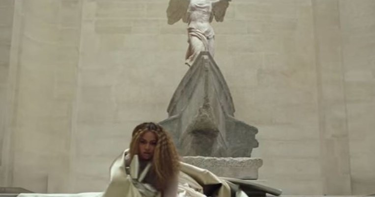 Η Beyonce χορεύει μπροστά από τη Νίκη της Σαμοθράκης και την Αφροδίτη της Μήλου