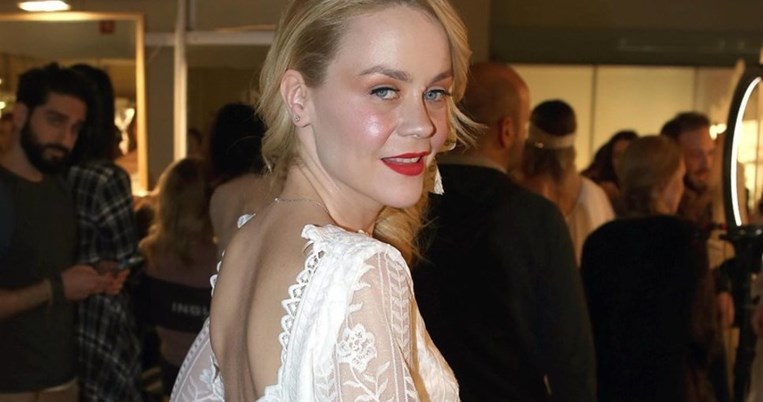 Μεγάλη αλλαγή. Η Λένα Παπαληγούρα αποχωρίστηκε τα μακριά, ξανθά μαλλιά της