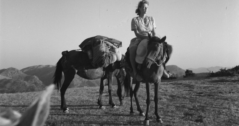 Τζόαν Λη Φέρμορ: Η γυναίκα που αιχμαλώτισε τη ζωή στα ασπρόμαυρα τοπία της 