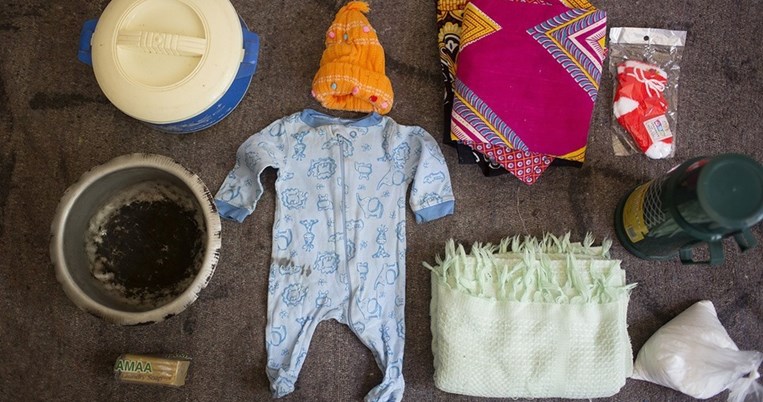 Τι παίρνουν μαζί τους οι γυναίκες σε όλο τον κόσμο, όταν πάνε στο μαιευτήριο