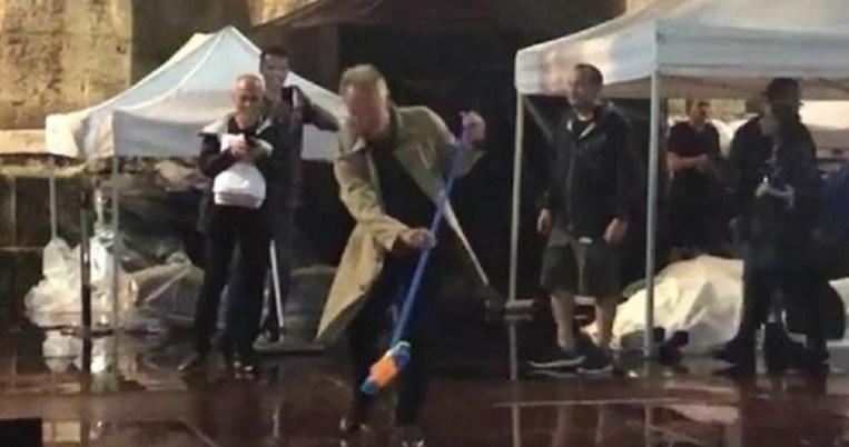 Το μεγαλείο του ανδρός: Όταν ο Στινγκ βγήκε στο Ηρώδειο με σκούπα και καθάρισε τη σκηνή από τα νερά