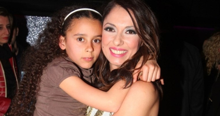 Η κόρη της Ματθίλδης Μαγγίρα επέστρεψε στην Ελλάδα για διακοπές και φωτογραφίζεται με τη μαμά της 