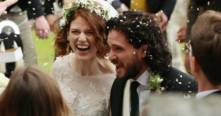 Rose Leslie- Kit Harington: Ο παραδοσιακός γάμος τους σε κάστρο και το υπέροχο νυφικό