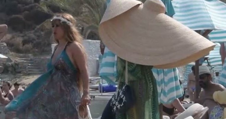 Το καπέλο-ομπρέλα που κάνει θραύση στο ίνσταγκραμ εμφανίστηκε και στην Μύκονο 