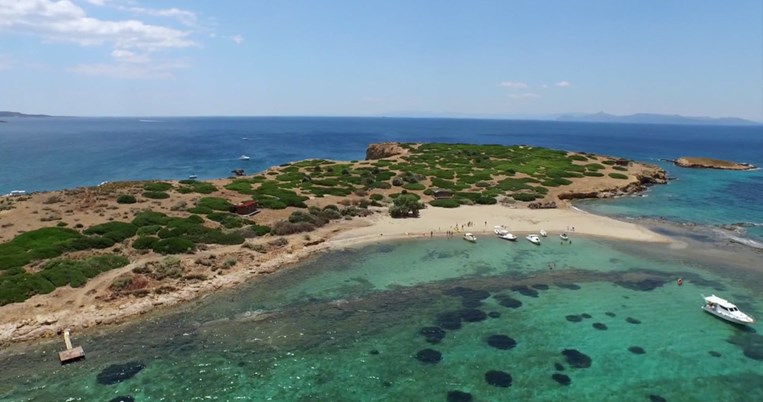 Νήσος Υδρούσα: Το ιδιωτικό νησί της Αττικής με τα καταγάλανα νερά που ανήκει σε έναν βιοπαλαιστή