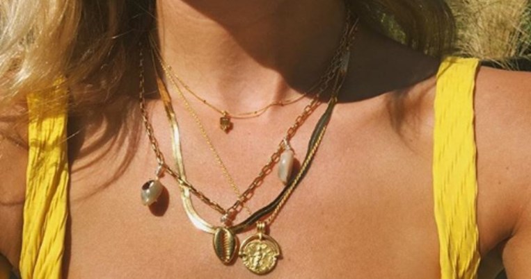 Layering: H απόλυτη τάση του καλοκαιριού θέλει να φοράς όλα τα κολιέ σου μαζί