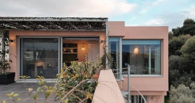 Ένα ανακαινισμένο δώμα στο Μετς χωράει ολόκληρο το αττικό φως 