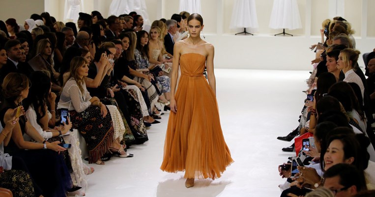 Ο Dior επαναφέρει στο προσκήνιο το πιο εμβληματικό item της γαλλικής φινέτσας