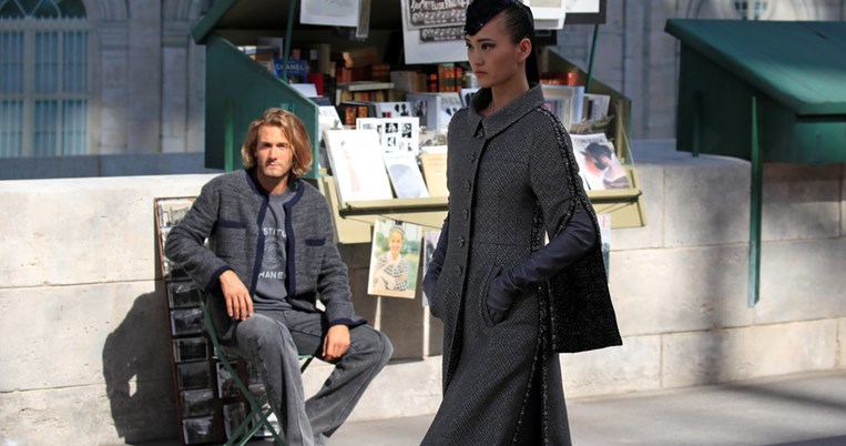 O Karl Lagerfeld έβγαλε τα μοντέλα της Chanel στους δρόμους του Παρισιού 