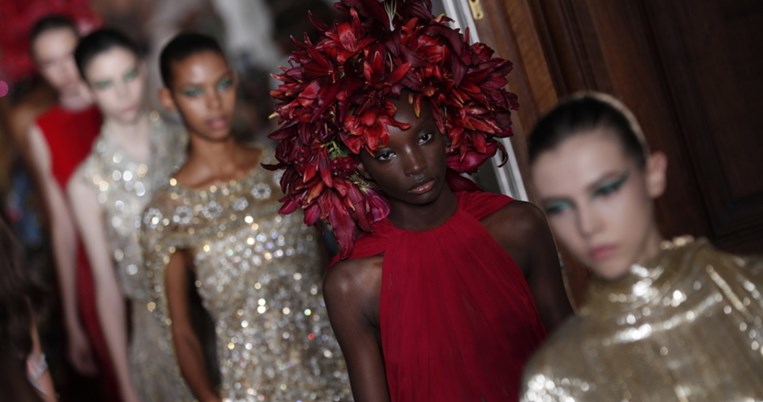 Αποκλείεται: Ο οίκος Valentino επαναφέρει στη μόδα το πιο αδιανόητο χτένισμα 