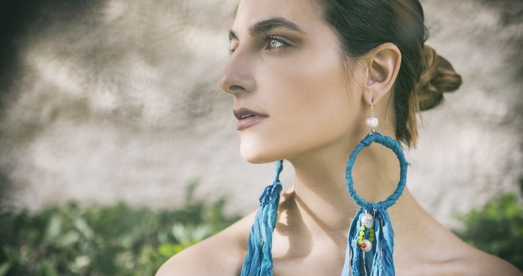 Η Βασιλική Ρούσσου σχεδιάζει κοσμήματα για το αιώνιο καλοκαίρι