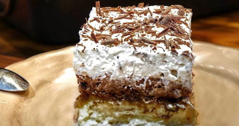 Πεντανόστιμη τούρτα κατσαρόλας: Το υπέροχο γλυκό ψυγείου που τρώγεται με υψηλές θερμοκρασίες 