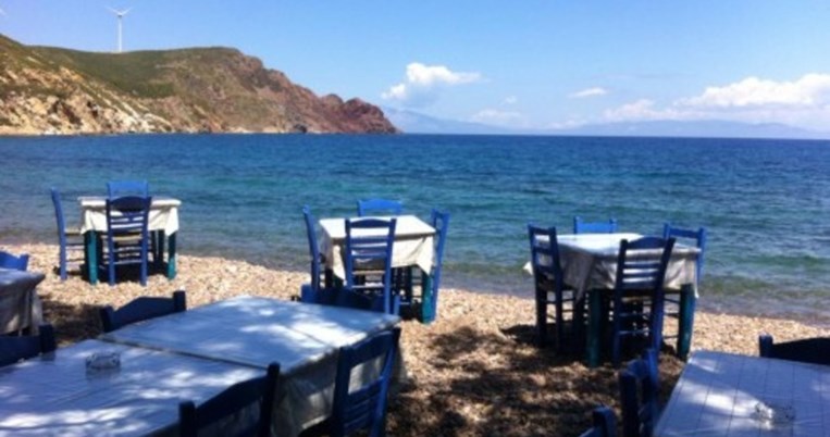 Η «λαμπερή» παραλία με την ομώνυμη ψαροταβέρνα στην Πάτμο που θέλεις να πας και να ξαναπάς