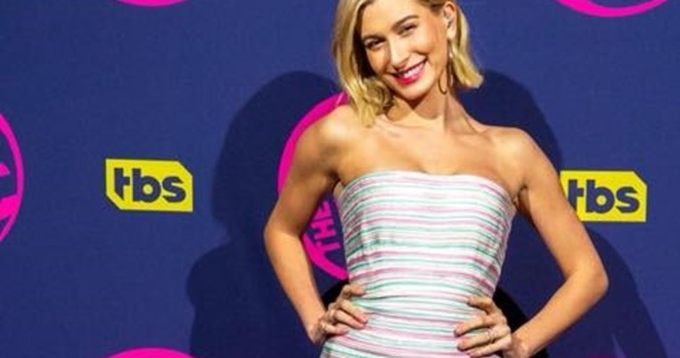 Το μικρό παστέλ φόρεμα της Hailey Baldwin έχει ελληνική υπογραφή 