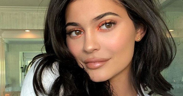 Μυστικά αυτοπεποίθησης: Η Κάιλι Τζένερ χρησιμοποιεί τα καλλυντικά που την έκαναν δισεκατομμυριούχο