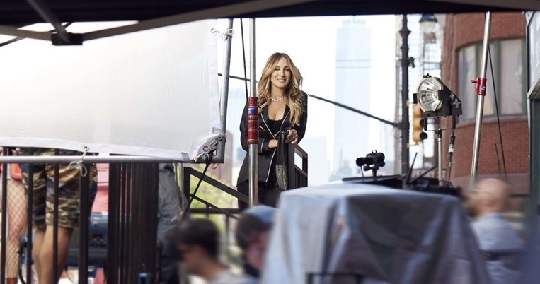 Βλέπουμε καλά; Η Σάρα Τζέσικα Πάρκερ βγήκε φορώντας μόνο τις πυτζάμες της