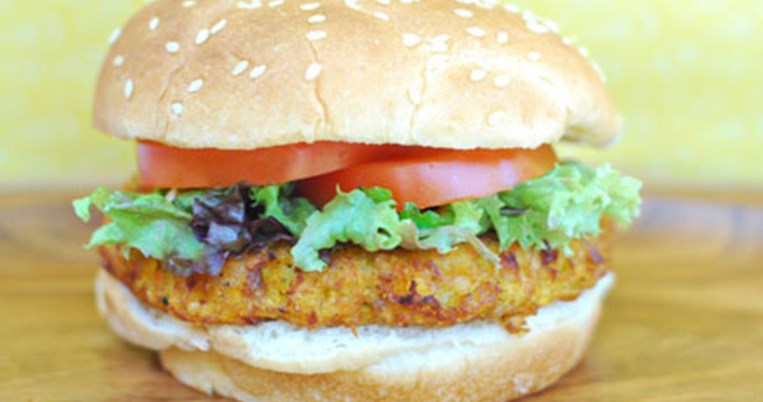 Συγκλονιστικό χορτοφαγικό burger με κινόα και γλυκοπατάτα