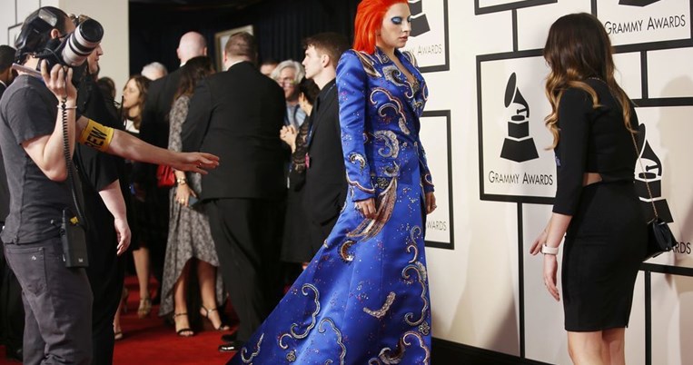 Μουσικά βραβεία Grammy 2016: Τι φόρεσαν οι λαμπεροί καλεσμένοι στο κόκκινο χαλί; 