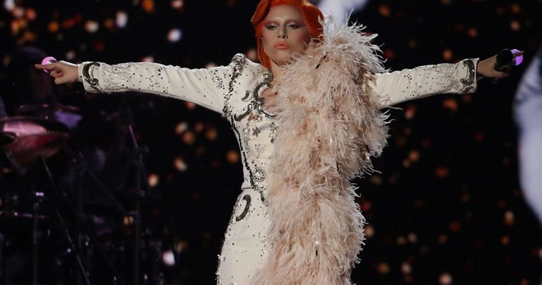 Αποθέωση: Δείτε το συγκλονιστικό αφιέρωμα της Lady Gaga στον David Bowie