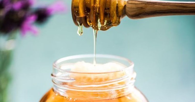 8 πράγματα που θα συμβούν στο σώμα σου αν τρως μέλι κάθε μέρα