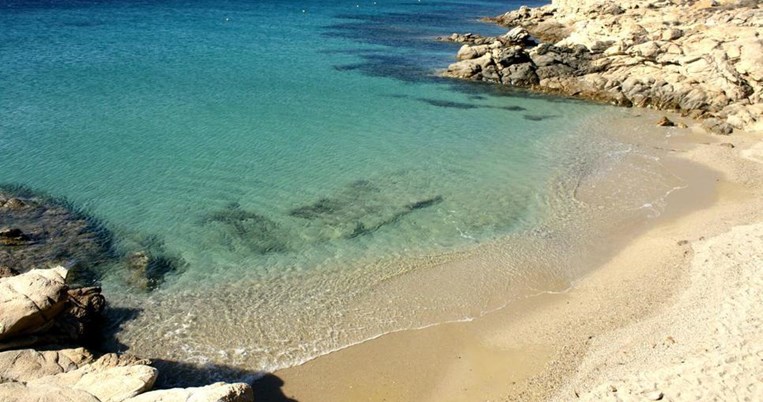Ανεξερεύνητος παράδεισος: Η μυστική παραλία της Μυκόνου που γνωρίζουν μόνο οι ντόπιοι