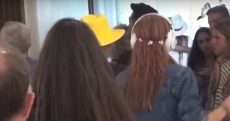 Ακραίο: Χολιγουντιανή ηθοποιός εμφανίστηκε με χριστουγεννιάτικα λαμπάκια στη Μύκονο