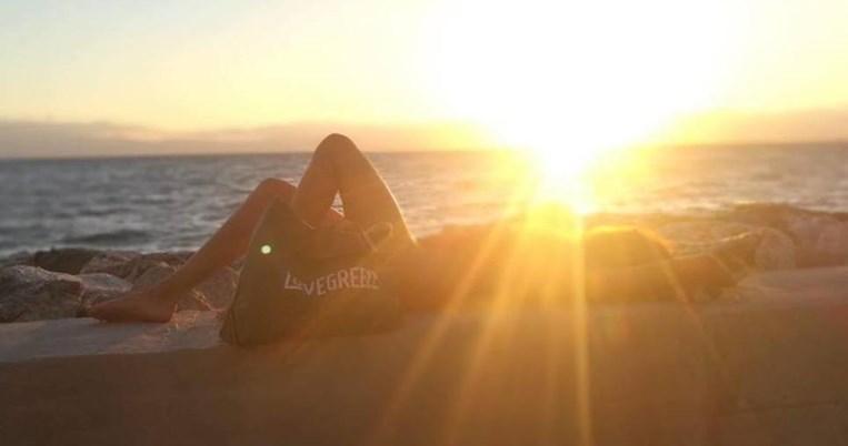 Από την Κρήτη ως το Αμβούργο: Η ελληνική τσάντα παραλίας που συνδυάζει το τουριστικό με το chic