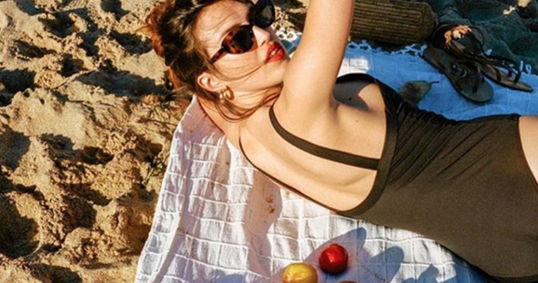 Γαλλική ριβιέρα: Τα 3 μαγιό που έχουν πάντα στη βαλίτσα τους οι Παριζιάνες